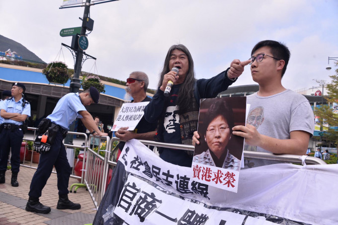 社民连梁国雄、黄浩铭等人于海洋公园外示威。