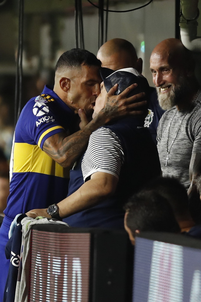 泰維斯(左)賽前親吻甘拿斯亞主帥、阿根廷球王馬勒當拿，真的得幸運之神眷顧。AP