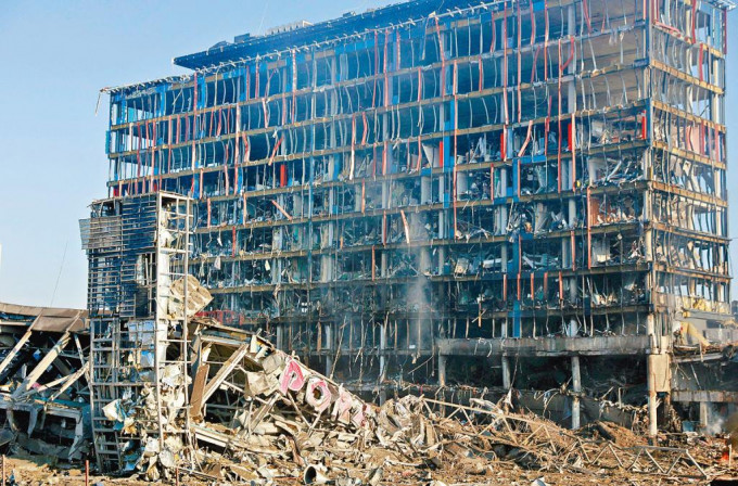 基輔市區一座購物商場被轟炸至體無完膚。 