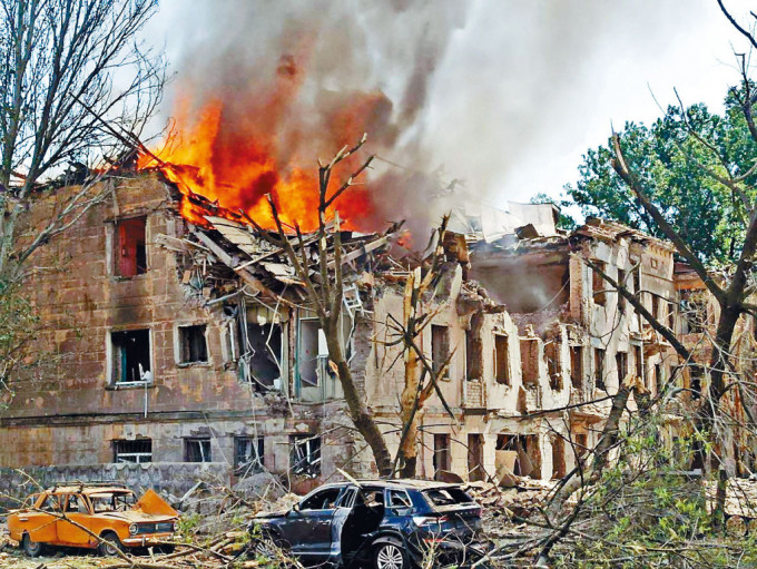 乌克兰中部第聂伯罗市一诊所周五被俄导弹击中，酿成2死30伤。