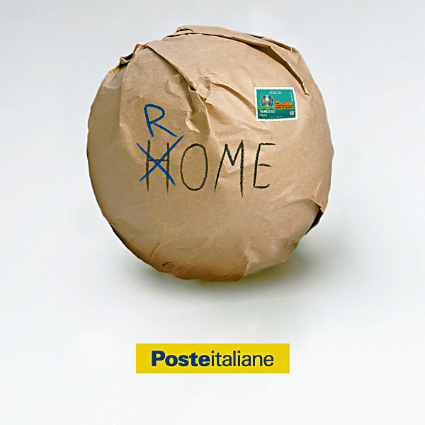 网民改图将「Football is coming home」改为「Football is coming to Rome」。