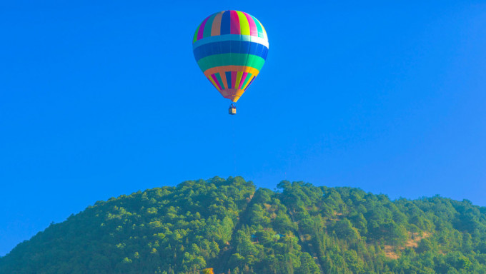很多游客都喜欢坐热气球欣赏景色。 微博图