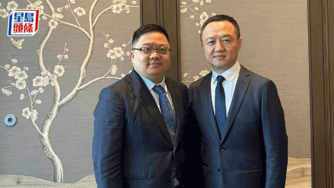 左至右：集團執行董事兼聯席總裁徐秉璸、集團董事長徐曉亮