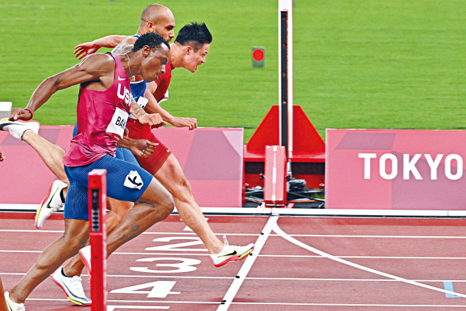 亞洲飛人蘇炳添（右一）在東奧百米短跑準決賽，力壓最終金牌得主積及斯（光頭者）首名衝綫。