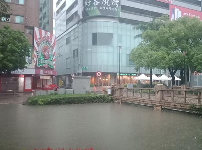 新竹地区暴雨成灾。FB专页「新竹爆料公社」图片