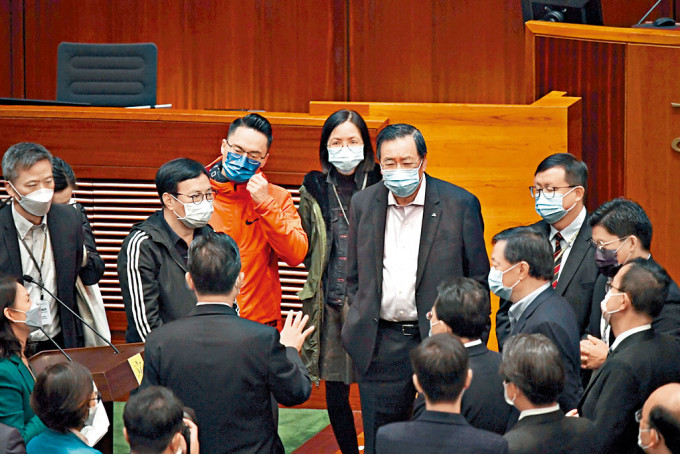 ■候任立法會議員昨日在梁君彥帶領下，參觀立法會。