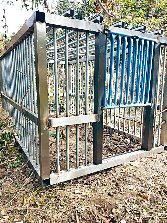 疑有村民用作捕猎野猪的巨型钢笼。