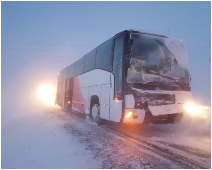 巴士車頭嚴重損毀。冰島Visir網站圖片