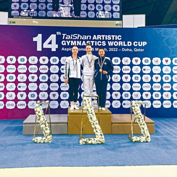 黃曉盈（右）在世界盃卡塔爾多哈站，首次贏得女子平衡木銅牌。