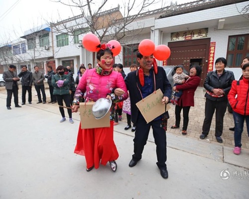 婆婆浓妆艳抹滑稽做秀。图：腾讯