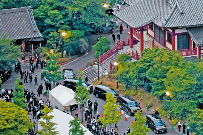 安倍晋三的守灵仪式在东京增上寺举行，昨日有人群聚集。