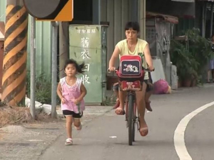 5歲女童一直追著前方的單車奔跑。
