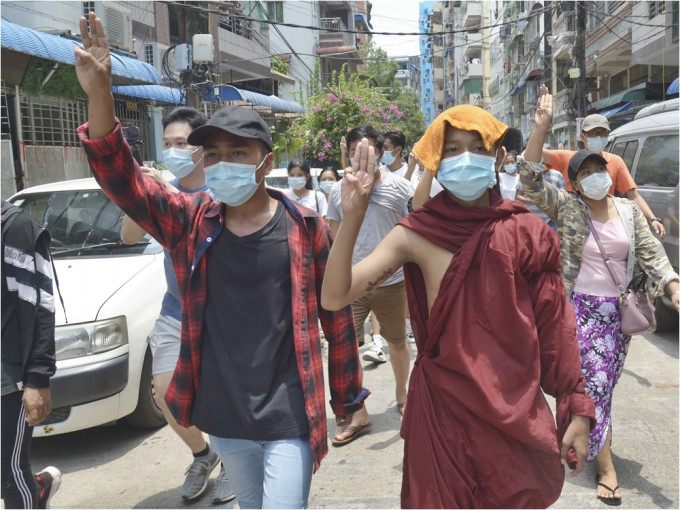 缅甸示威者继续上街抗议。AP资料图片