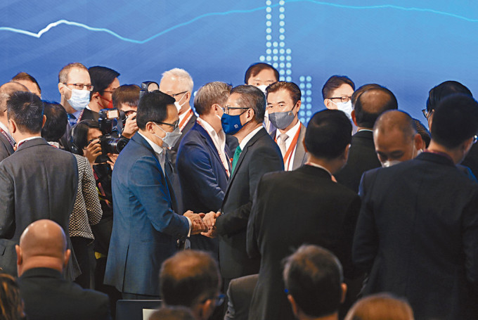 陳茂波出席投資峰會，現場所見出席人士均佩戴口罩。