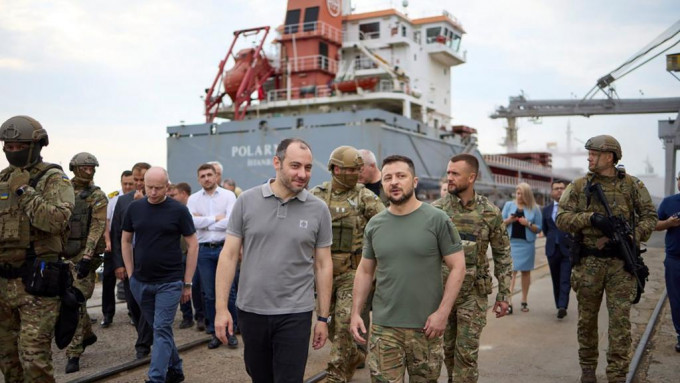 泽连斯基到黑海港口城市视察谷物装上船运出口。AP