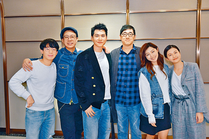 （左起）岑珈其、朱栢康、陳家樂、導演陳茂賢、衛詩雅、楊偲泳現身答謝觀眾支持。