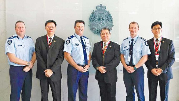 2013年香港代表團拜訪維多利亞助理警務處長（道路警務）Robert Hill（左三）。《警聲》圖片