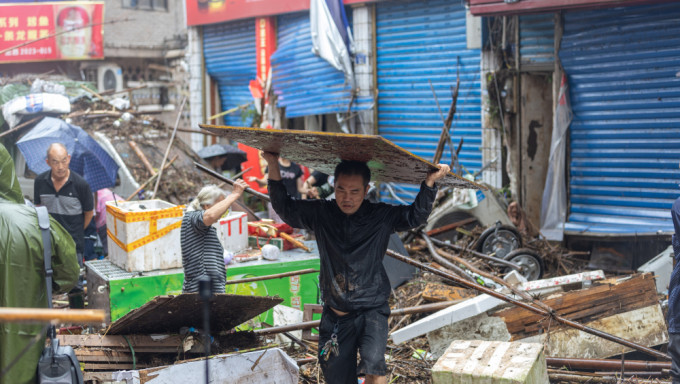 內地上半年逾3千萬人受災，322人死亡失蹤，直接經濟損失超過人民幣931億元。   新華社