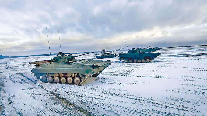 俄国防部周三发布照片显示，俄罗斯与白俄罗斯坦克在白俄西南布列斯特州演练。　