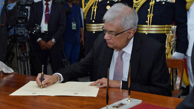 斯里兰卡新总统维克拉马辛哈宣誓就任。AP