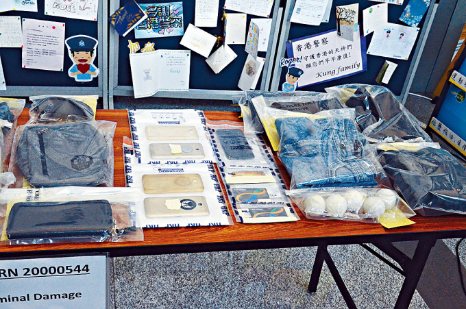 警方展示疑犯衣物及用作掷窗的云石球等证物。