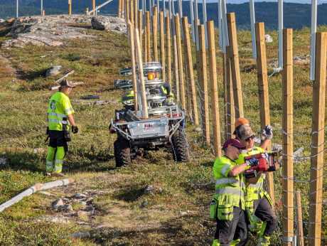 挪威工人在鄰近俄國邊境的斯托斯科格市修建新圍欄。美聯社