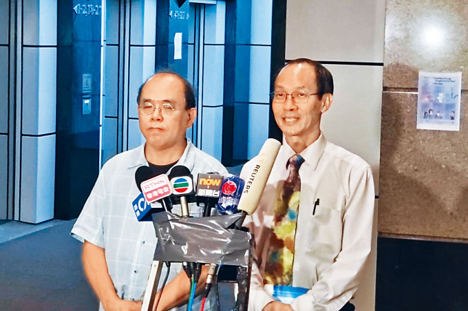 圖為研究所行政總裁鍾庭耀昨返公司了解情況，左為副行政總裁鍾劍華。