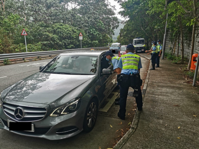 两日行动中，警员于大屿山东涌道及屿南道封闭道路截查车辆。