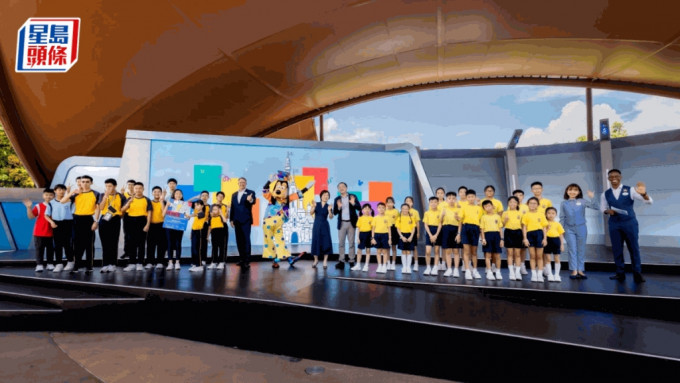 教育局局長蔡若蓮今日（27日）在迪士尼樂園出席「伴你高飛」獎勵計畫嘉許禮，與逾百位學生和家長分享得獎的喜悅。蔡若蓮fb