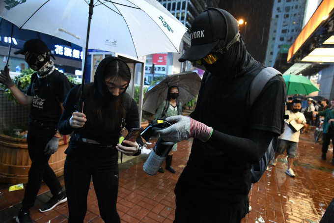 全港继续有蒙面示威者聚集。