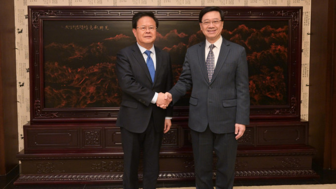 李家超（右）在北京与国家发改委党组书记、主任郑栅洁（左）会面。政府新闻处