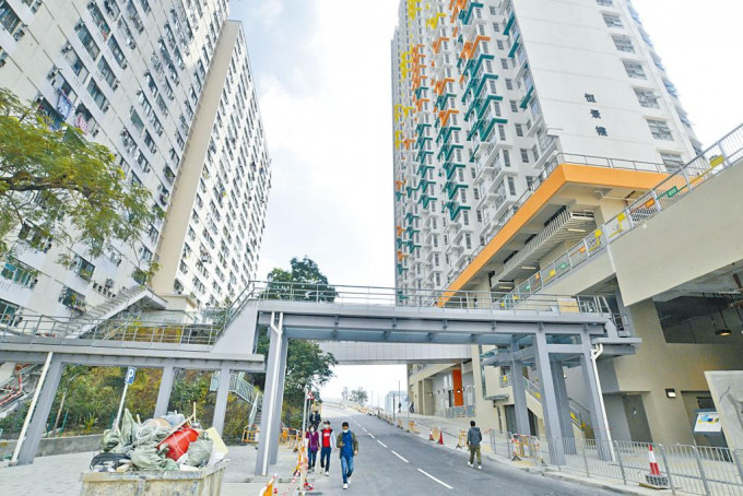 荔景邨恒景楼（右）将改作为隔离设施。