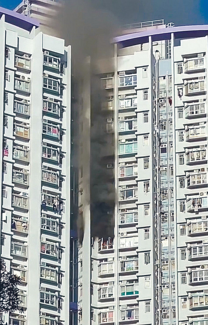 石硤尾邨美映樓單位火警，冒出濃煙。