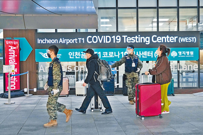 中國旅客抵達南韓仁川機場，檢測新冠病毒中心清晰可見。