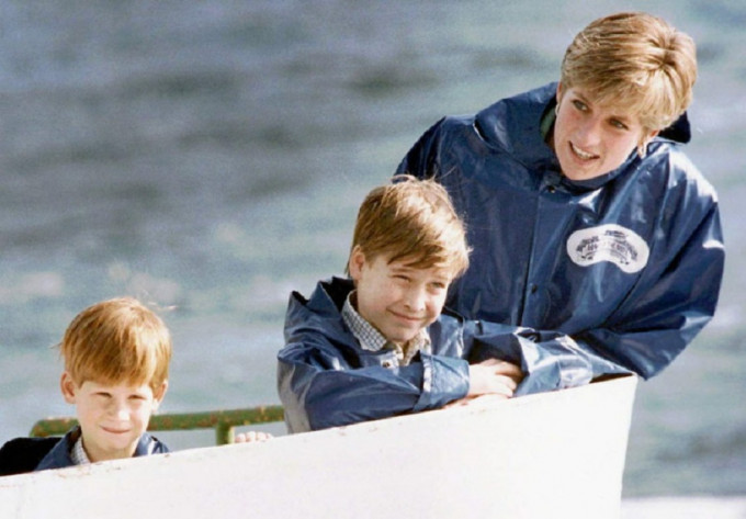 戴安娜王妃与童年时的威廉及哈里出游。AP图片