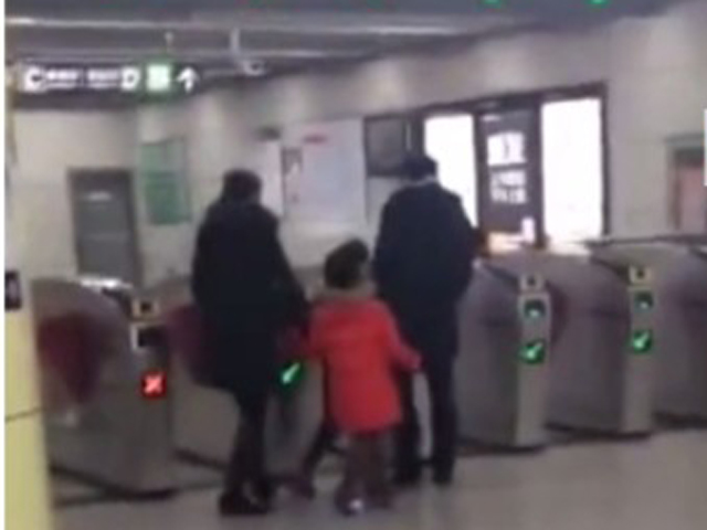 北京一对父母乘搭地铁期间，带同2名子女一起逃票。 网图