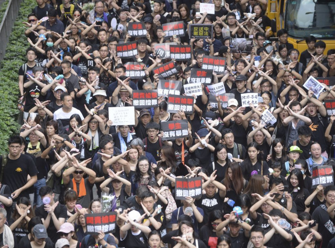 大批市民身穿黑衣参与游行。