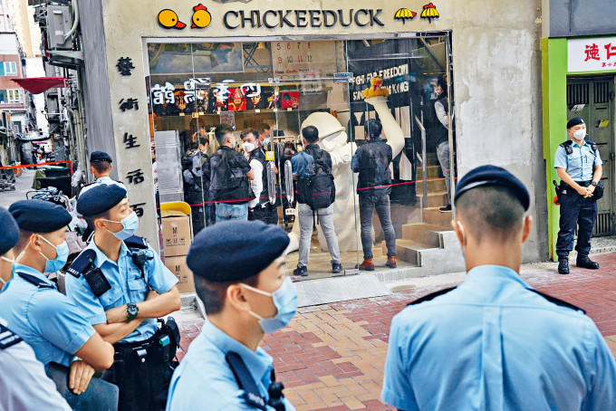 半百警员包围涉违反国安法店铺搜查一小时，并发出警告后收队。