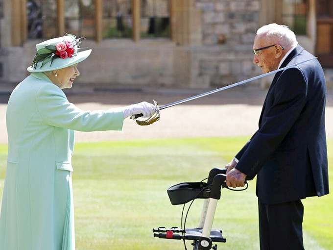 英国百岁二战老兵步行为医护筹款，获英女王封爵。AP图片