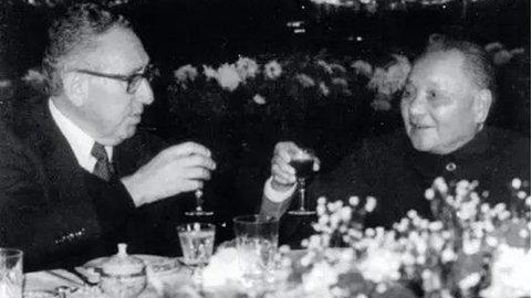 1989年11月，基辛格访华和邓小平会面。