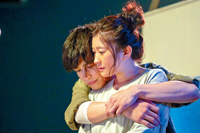筱原凉子在人气剧《金鱼妻》中扮演出轨人妻。