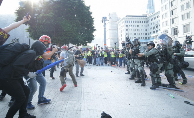 警方批評示威者以硬物襲警。