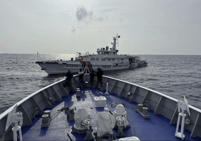 中国海警船和民兵船较草前和菲方船只在仁爱礁发生冲突。