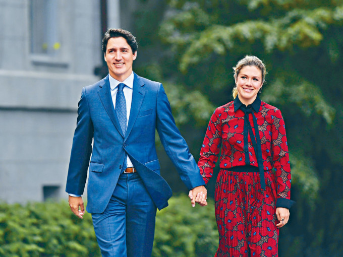 杜鲁多与妻子索菲2019年在渥太华官邸「丽都小屋」，温馨地拖手漫步。