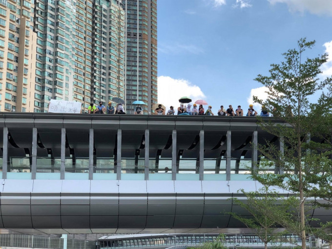 大批高鐵地盤工人危坐天橋頂，追討欠薪。 網民Ken Yiu 圖片