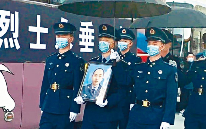 军人护送殉职飞行员徐文的骨灰，到家乡安葬。