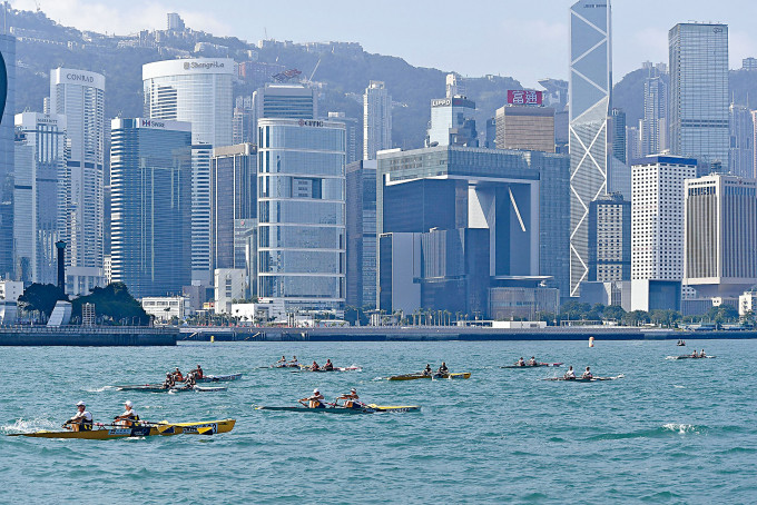近日新股認購漸見熾熱，資金流入香港，港元亦轉強。