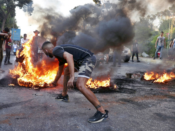 首都貝魯特也有零星示威，有人放火燒汽車輪胎。AP