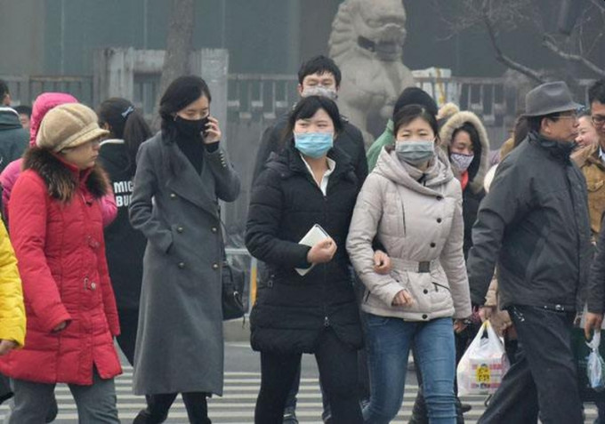 惩处不文明行为，北京拟将「流感须戴口罩」写进法条。(网图)