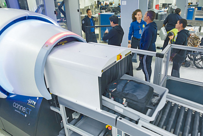 美國邁阿密國際機場的同類型三維行李掃描器。